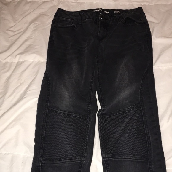 Black Almost Famous Skinny Jeans - Picture 4 of 5